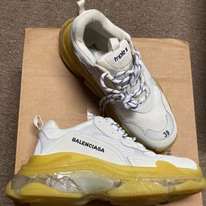 New condition sneakers Maiden Italy sticker